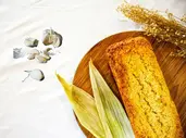 Aromatisches Knoblauch-Frühlingszwiebel-Maisbrot, das würzigen Knoblauch, frische Frühlingszwiebeln und eine feuchte Maisbrot-Textur vereint.